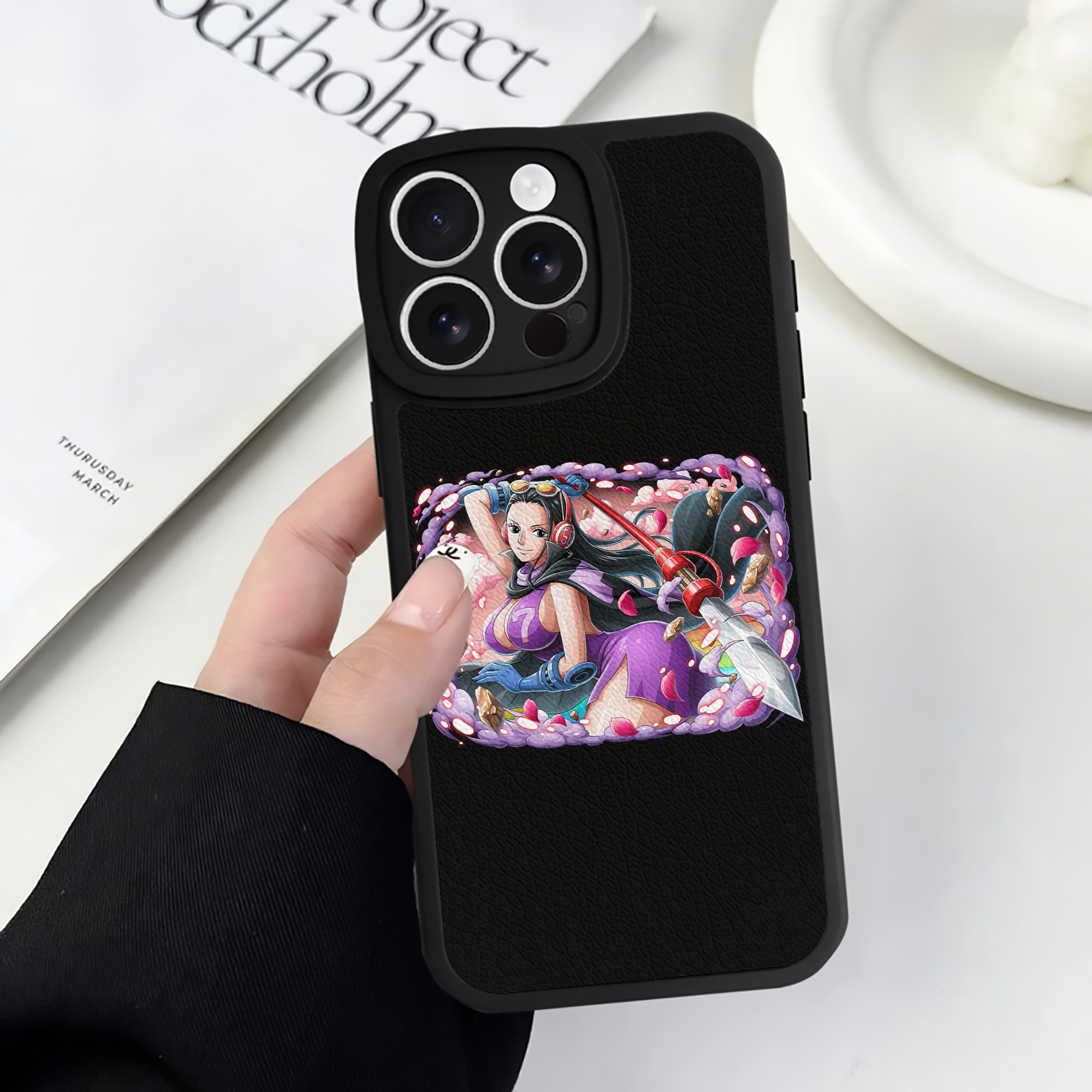 （画像用） ワンピース ニコ・ロビン ONE PIECE Nico Robin 【iPhone 16シリーズ対応】シリコンスマホケース（レザー調） 材質：シリコン